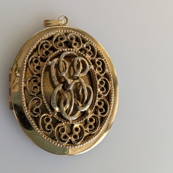 Jewelry - Beautiful Large Gold Locket. Vintage Oval Locket